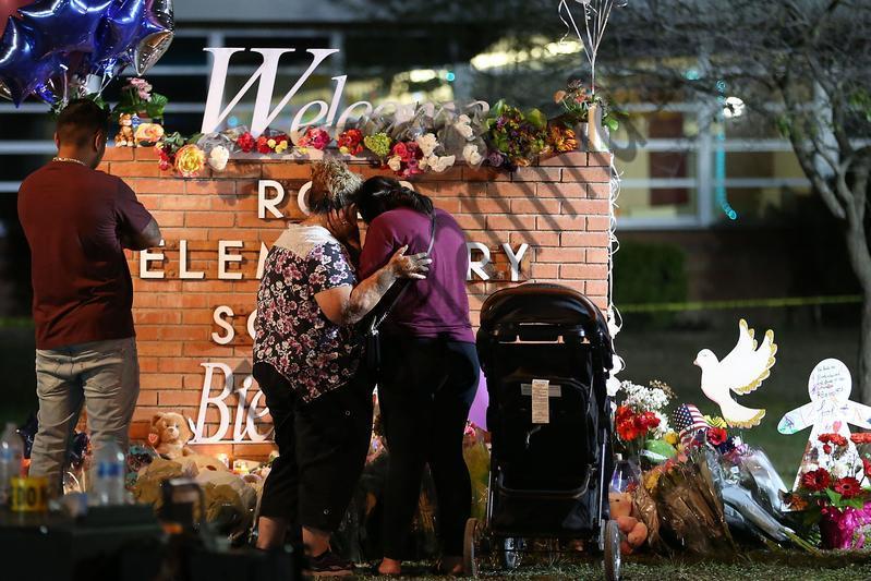 Texas, veglia per ricordare le vittime del massacro della scuola elementare di Uvalde