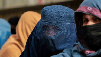 Donna afghana con il burqa