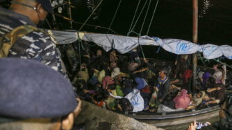 rifugiati Rohingya in una barca di legno mentre arrivano al porto di Krueng Geukueh