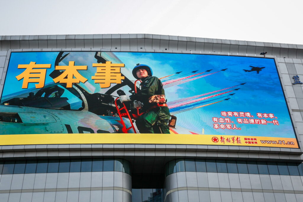 Cina, manifesto militari (ANSA)