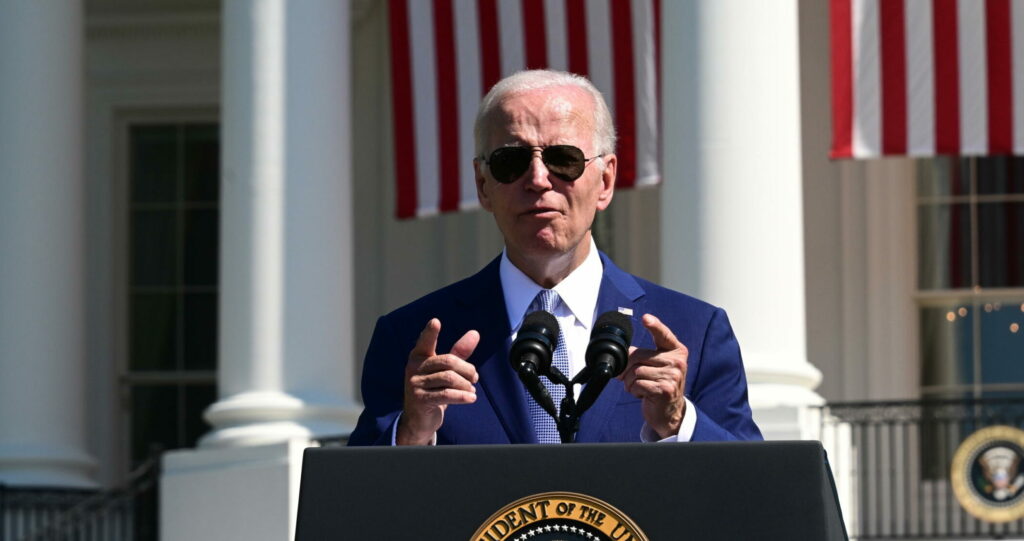 Joe Biden legge sui chip (ANSA)