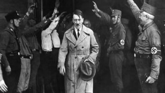 adolf hitler riceve il saluto romano dai gerarchi nazisti