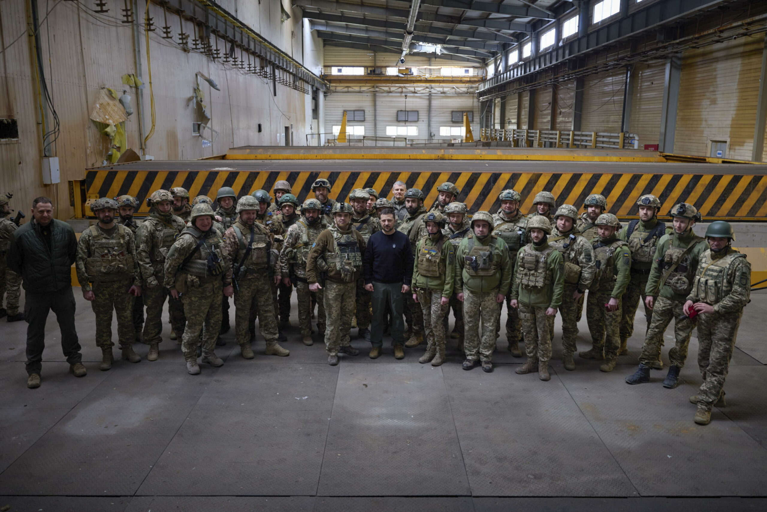 Ucraina, Zelensky al fronte con i soldati (ANSA)