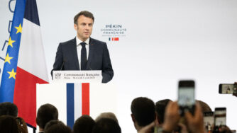 Pechino, Macron in visita alla Comunità Francese