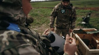 Soldati ucraini usano la console Steam Deck per controllare le torrette mitragliatrici