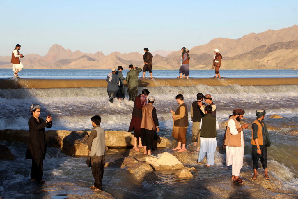 Afghanistan, uomini davanti alla diga di Dahla