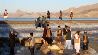Afghanistan, uomini davanti alla diga di Dahla