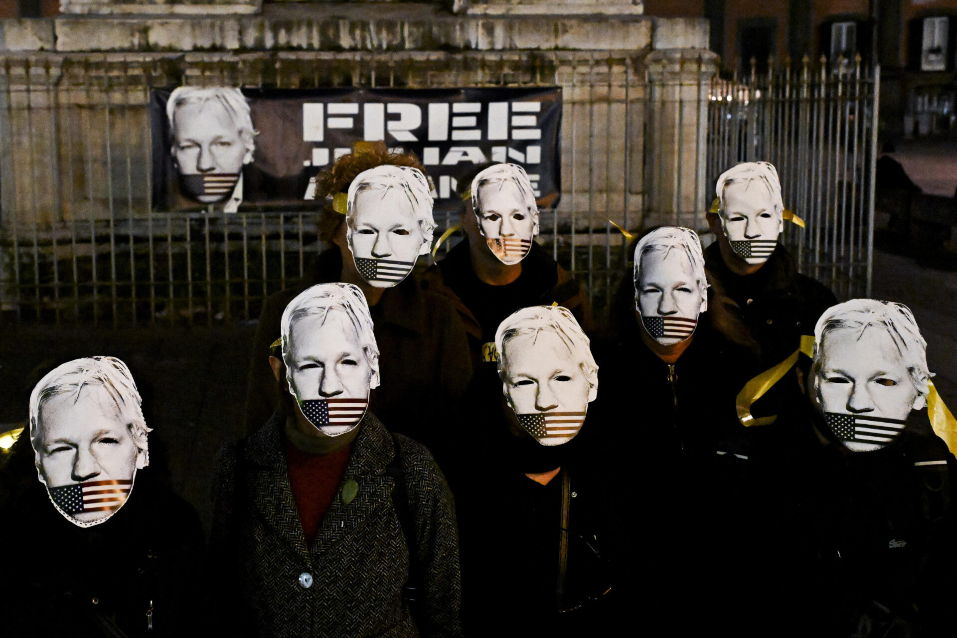 Assange, prima vittoria: potrà fare appello contro l’estradizione negli Usa