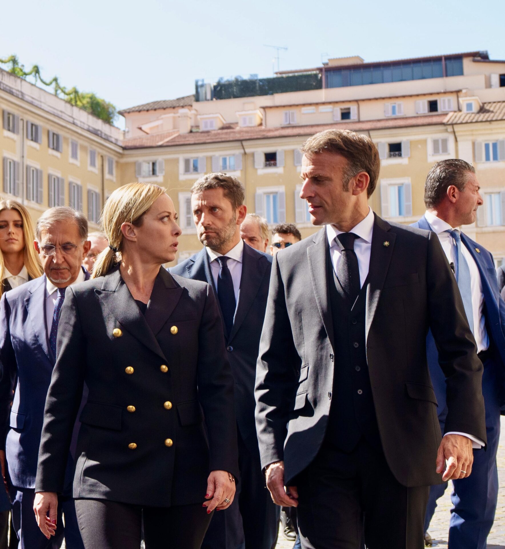la rincorsa di roma a parigi il debito italiano cala quello francese continua a crescere