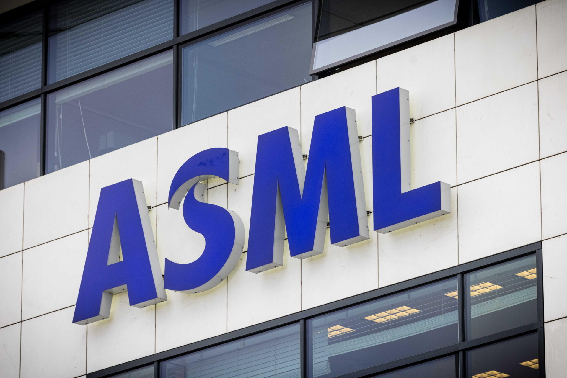 asml al centro del mondo tech produce ricavi da record ma taglia il personale da It.insideover.com asml al centro del mondo tech produce ricavi da record ma taglia il personale