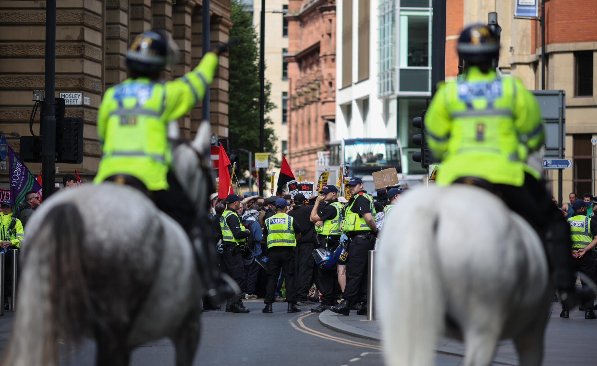 UK: chi è Tommy Robinson, il razzista truffatore che ispira le violenze contro i migranti