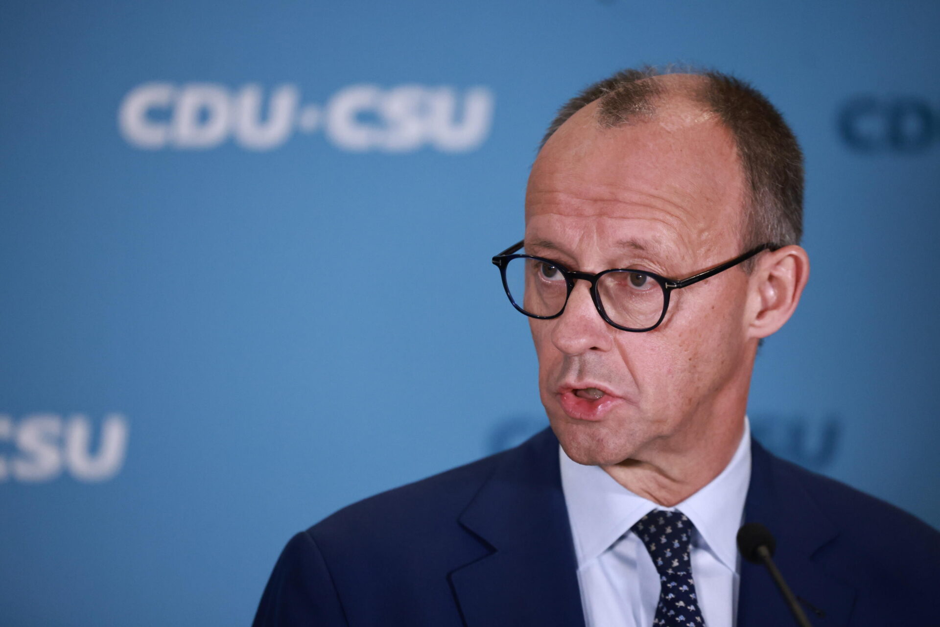 Profili – Friedrich Merz, l’ex arcinemico della Merkel che studia da cancelliere