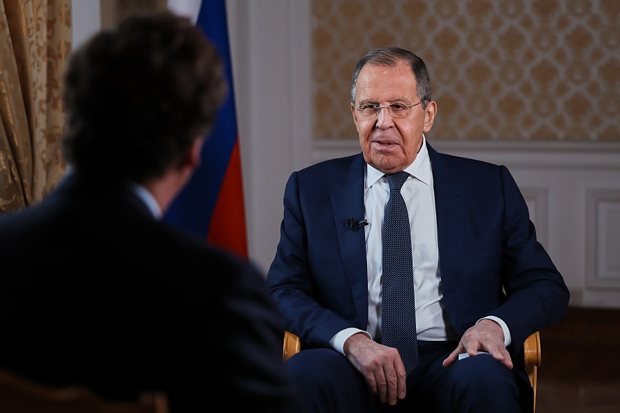 Lavrov a Carlson: “Biden semina il caos per ostacolare Trump”