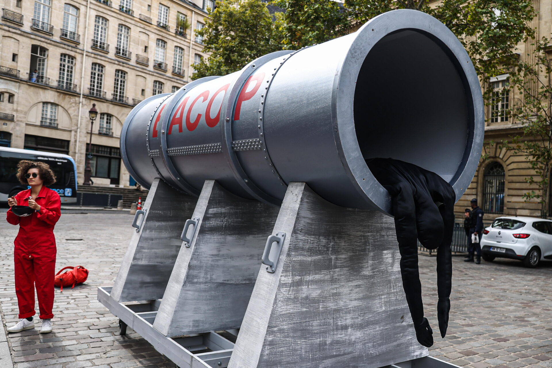 Pinocchio Macron, altro che ambiente: sempre più pozzi di petrolio in Francia