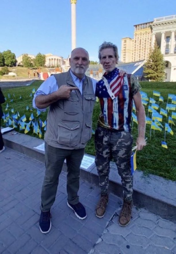 Lo chef premiato da Biden? Fotografato a Kiev con l’attentatore di Trump