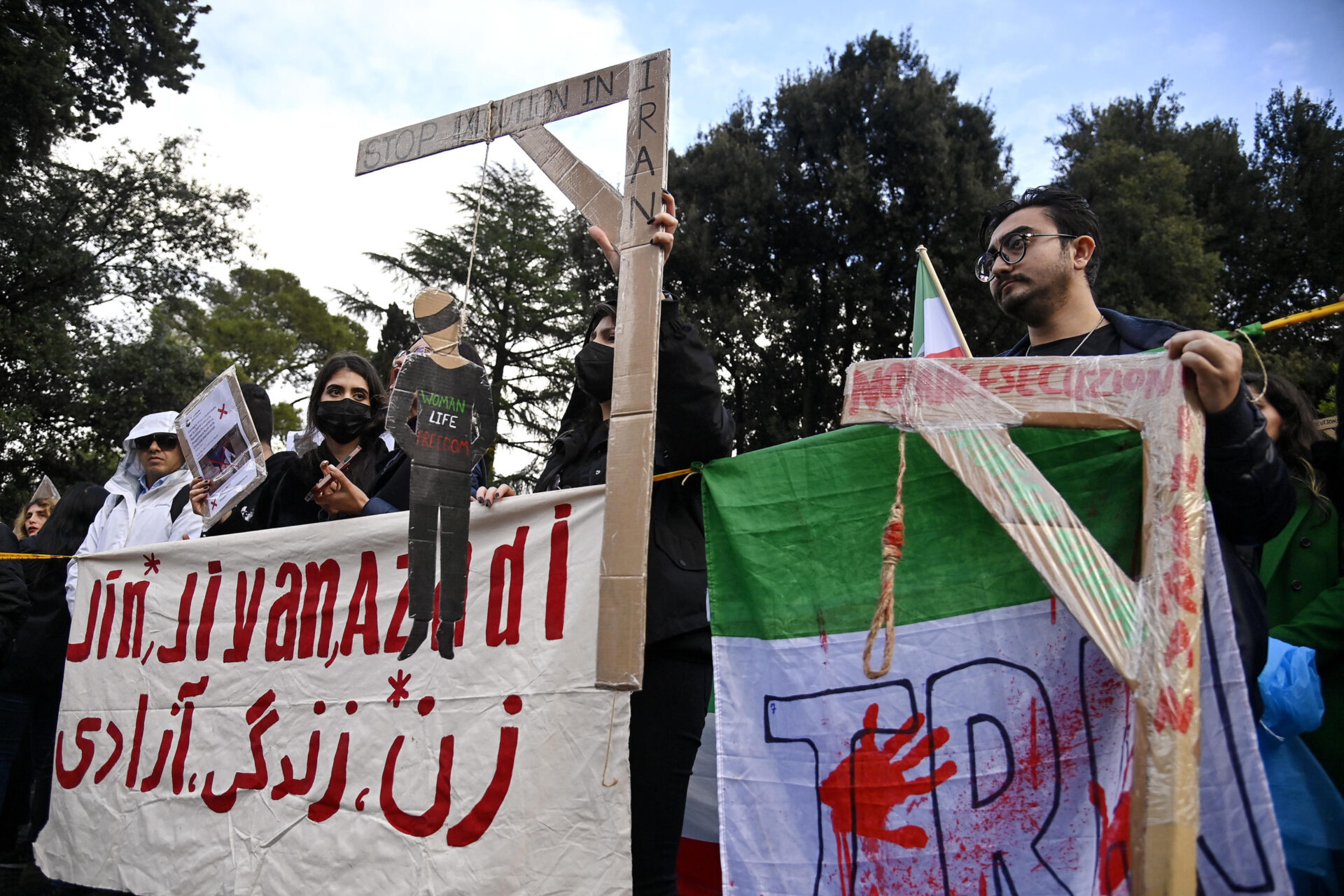 Iran, la fabbrica delle condanne a morte: 901 esecuzioni nel 2024