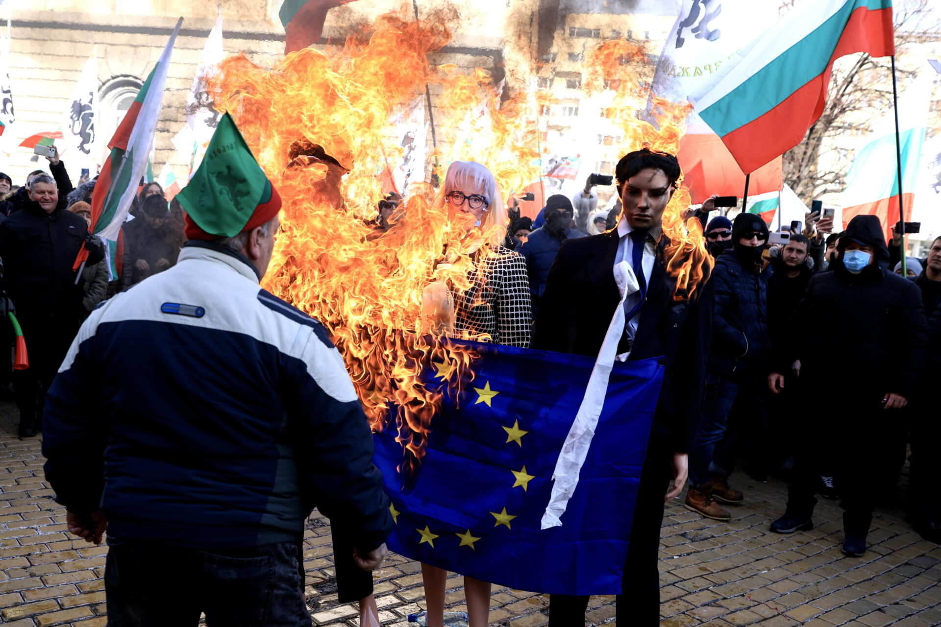 Bulgaria: proteste contro l’euro e bandiera Ue in fiamme, segnali di un’Europa in crisi