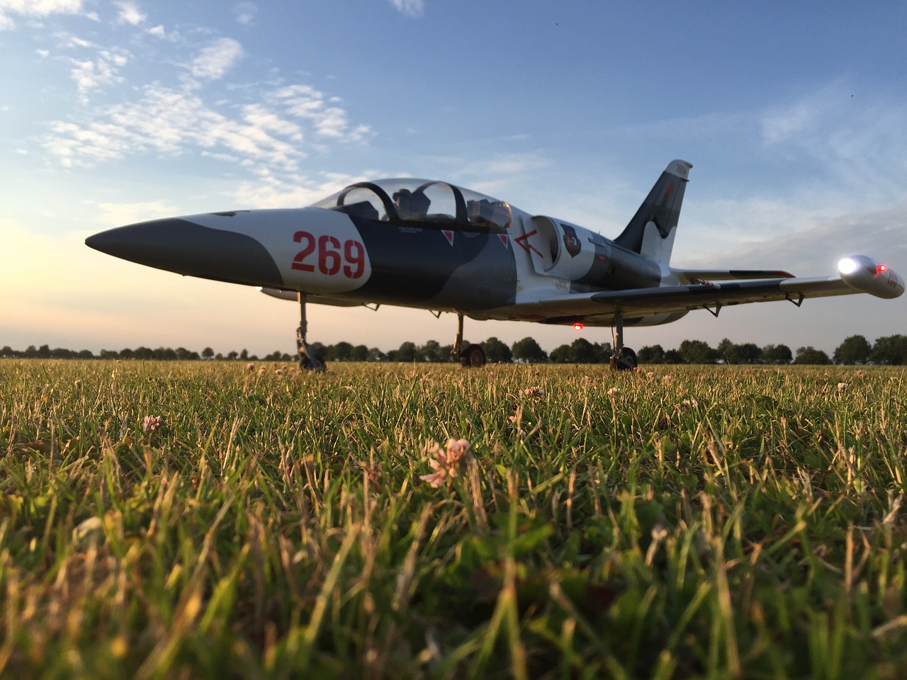 Negli Usa bere acqua frizzante può farti vincere un aereo da combattimento