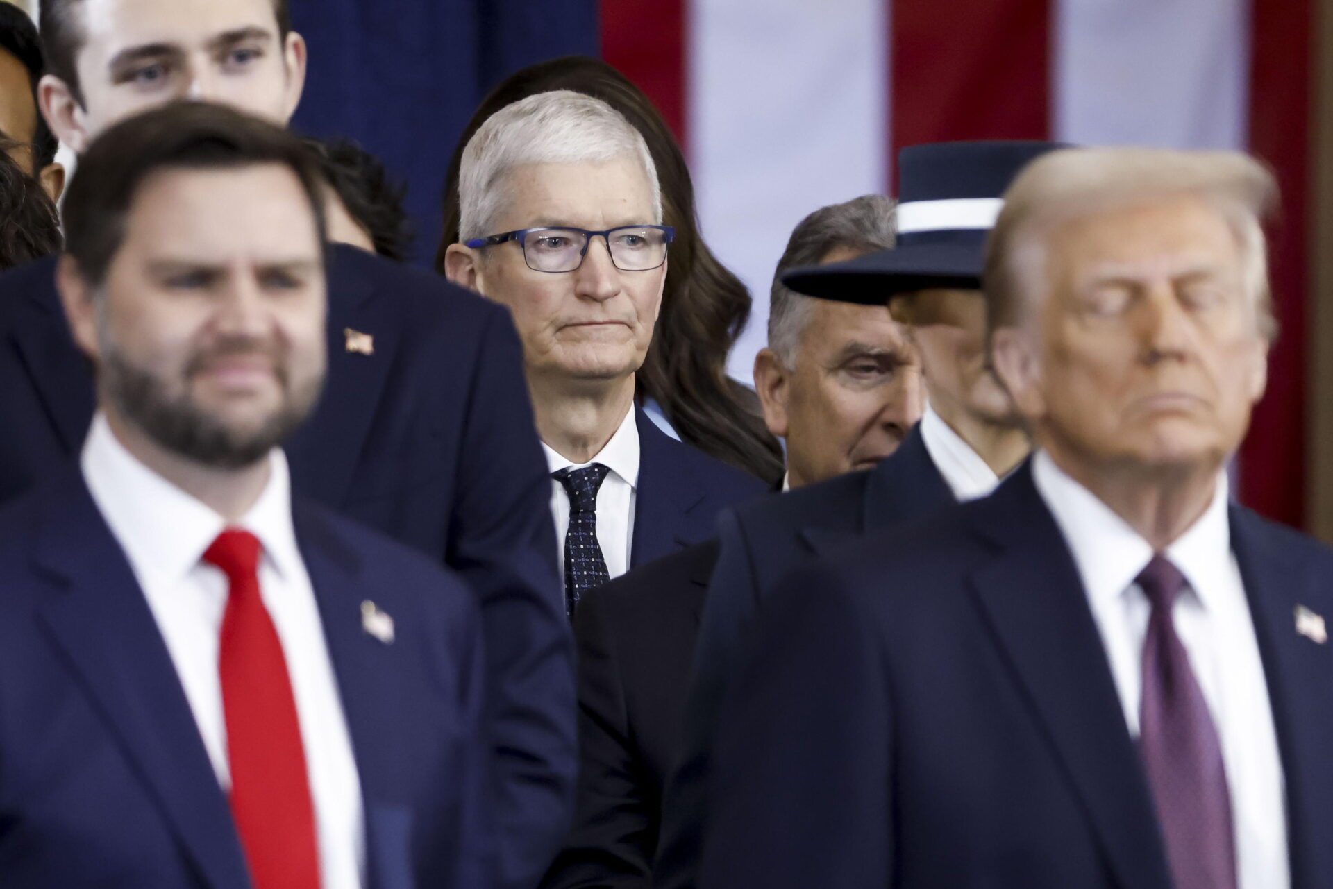 Apple tornerà a produrre negli Usa. Trump già lo annuncia, Tim Cook ci pensa su