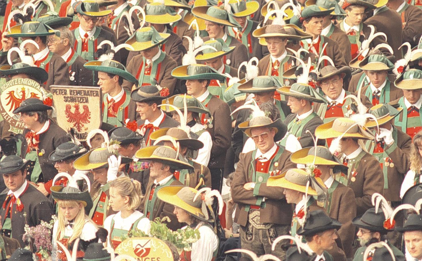 “Il Tricolore sventola sul Brennero”: Quando la rivendicazione identitaria diventa un’uniforme da indossare “Il Tricolore sventola sul Brennero”: Quando la rivendicazione identitaria diventa un’uniforme da indossare