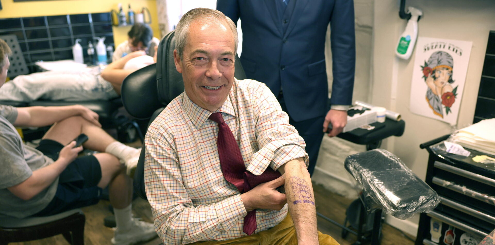 Uk, schiaffo a Starmer: Farage strappa un seggio e prenota la guida dell’opposizione Uk, schiaffo a Starmer: Farage strappa un seggio e prenota la guida dell’opposizione