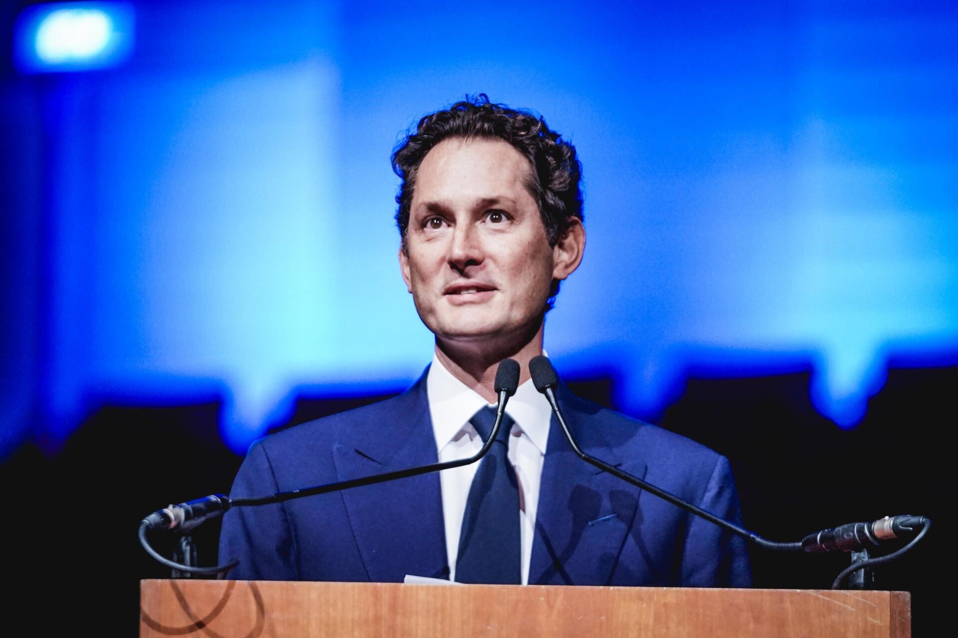 Iveco, Maserati, Trump, l’Arabia, l’Europa: Elkann scopre che l’auto non può essere ignorata…