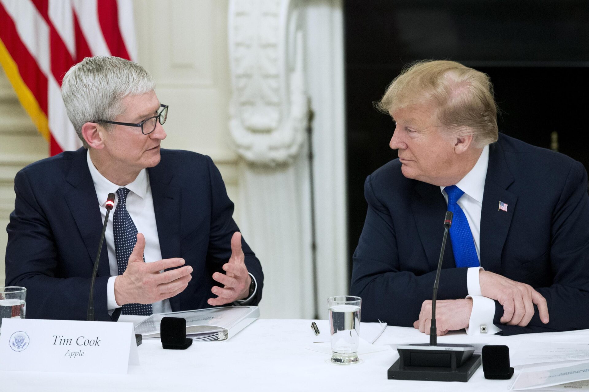 Apple, tra Trump e Tim Cook il braccio di ferro su produzione e investimenti Apple, tra Trump e Tim Cook il braccio di ferro su produzione e investimenti