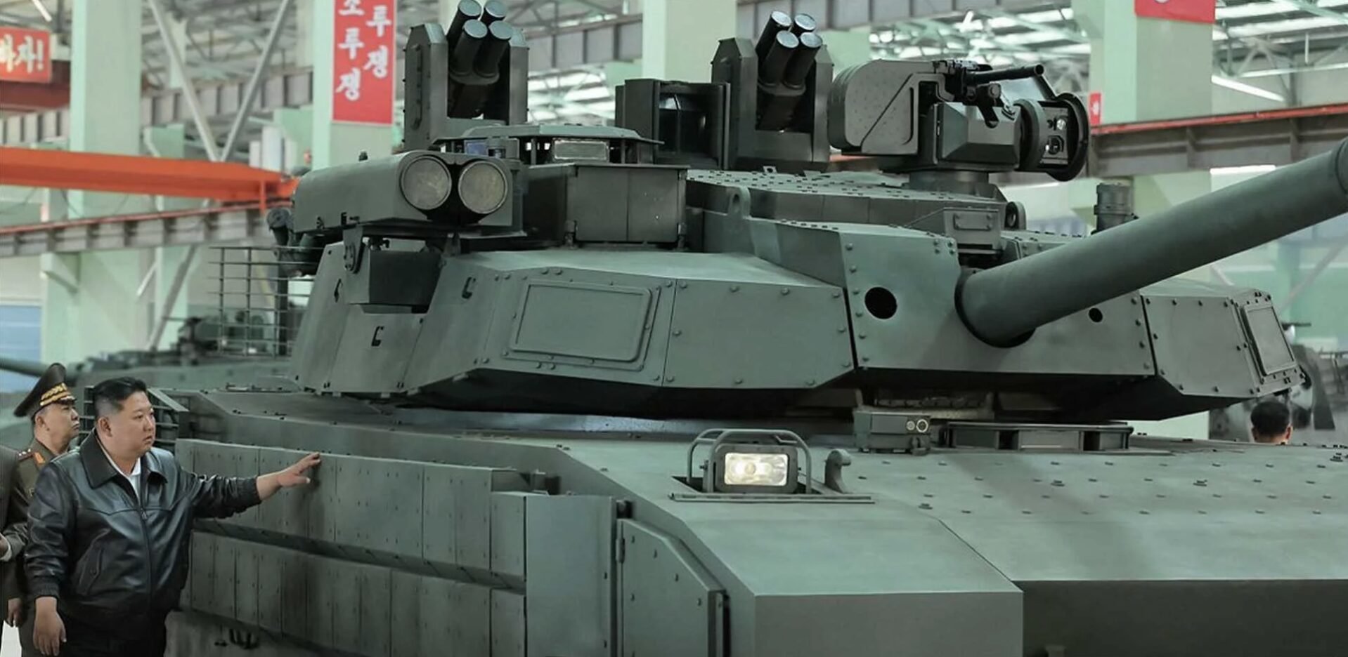 Corea del Nord: l’orgoglio di Kim Jong un per i suoi nuovi carri armati Corea del Nord: l’orgoglio di Kim Jong un per i suoi nuovi carri armati
