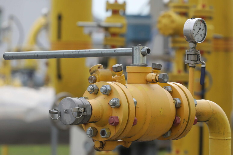 Bruxelles: stop al gas russo entro il 2027. Ma dietro le quinte si trama per il ritorno
