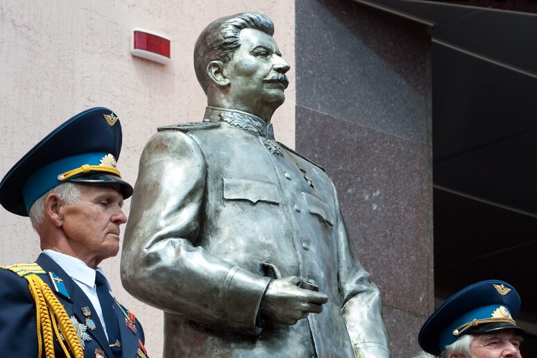 russia il ricordo di stalin val bene un monumento anzi 123
