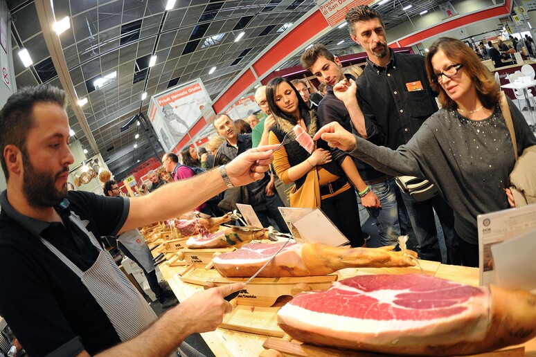 TUTTOFOOD: Cara, quest’anno basta col solito gioiellino, ti regalo la pummarola TUTTOFOOD: Cara, quest’anno basta col solito gioiellino, ti regalo la pummarola