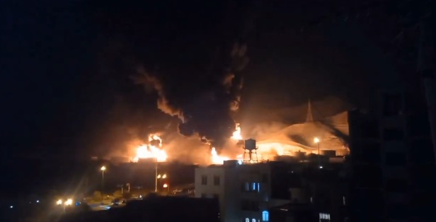 Fiamme su Teheran: bombe israeliane sul deposito di petrolio, notte di caos in Iran Fiamme su Teheran: bombe israeliane sul deposito di petrolio, notte di caos in Iran