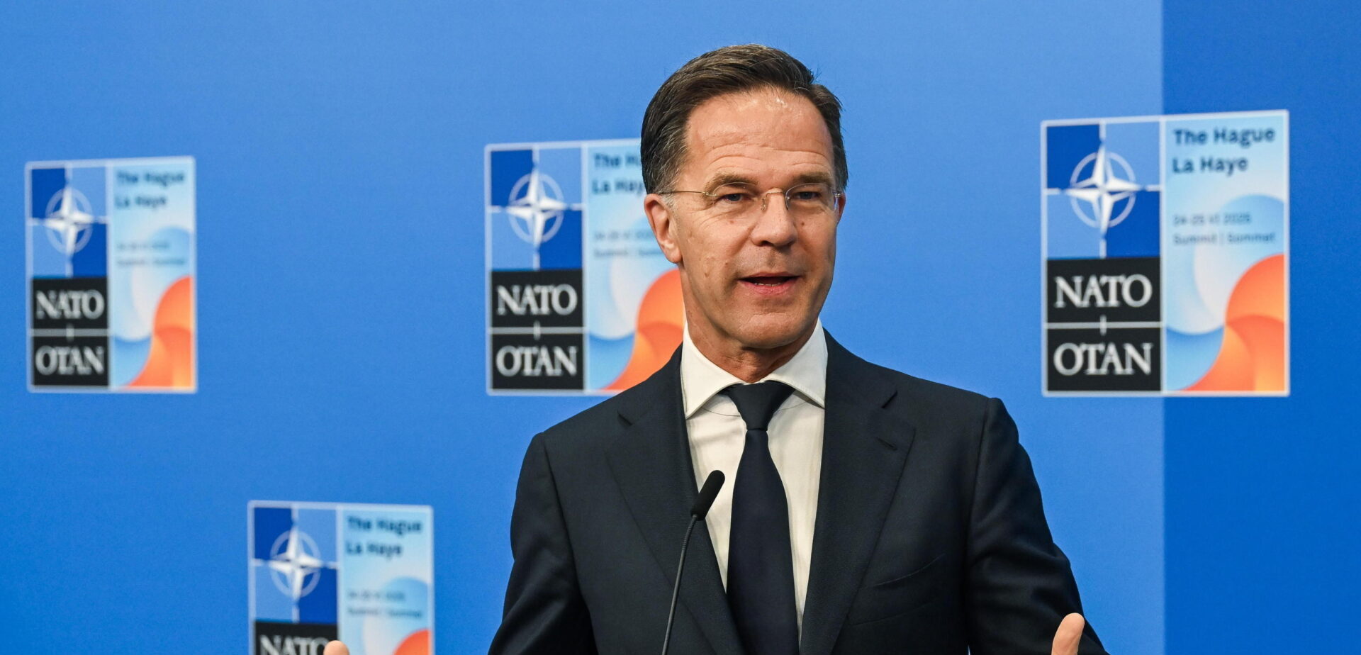 Il sempre più imbarazzante Rutte si fa umiliare da Trump: bugie e scivoloni al vertice Nato