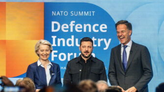 Trump vs Netanyahu, il summit Nato e la bandiera ucraina strappata