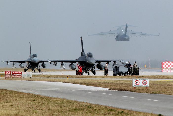 Nel silenzio delle bombe, parole scritte sulla terra: ad Aviano la poesia sfida il nucleare Nel silenzio delle bombe, parole scritte sulla terra: ad Aviano la poesia sfida il nucleare