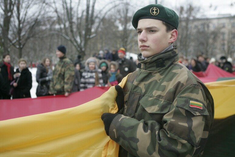 All’ombra della Nato la Lituania che teme la Russia è sempre più militarizzata