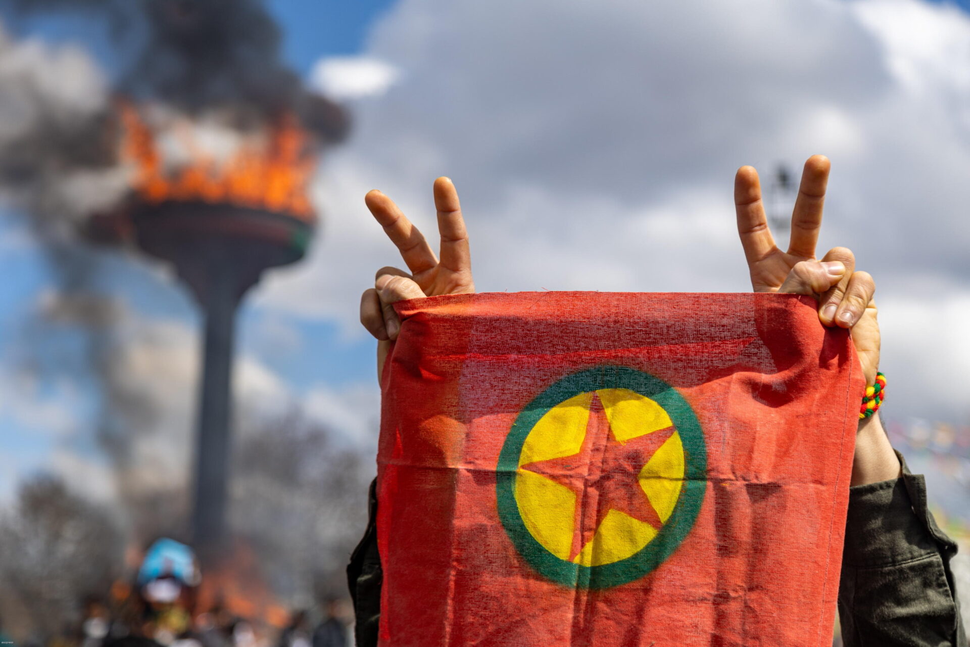 il pkk brucia le armi e sfida la turchia di erdogan alla riconciliazione