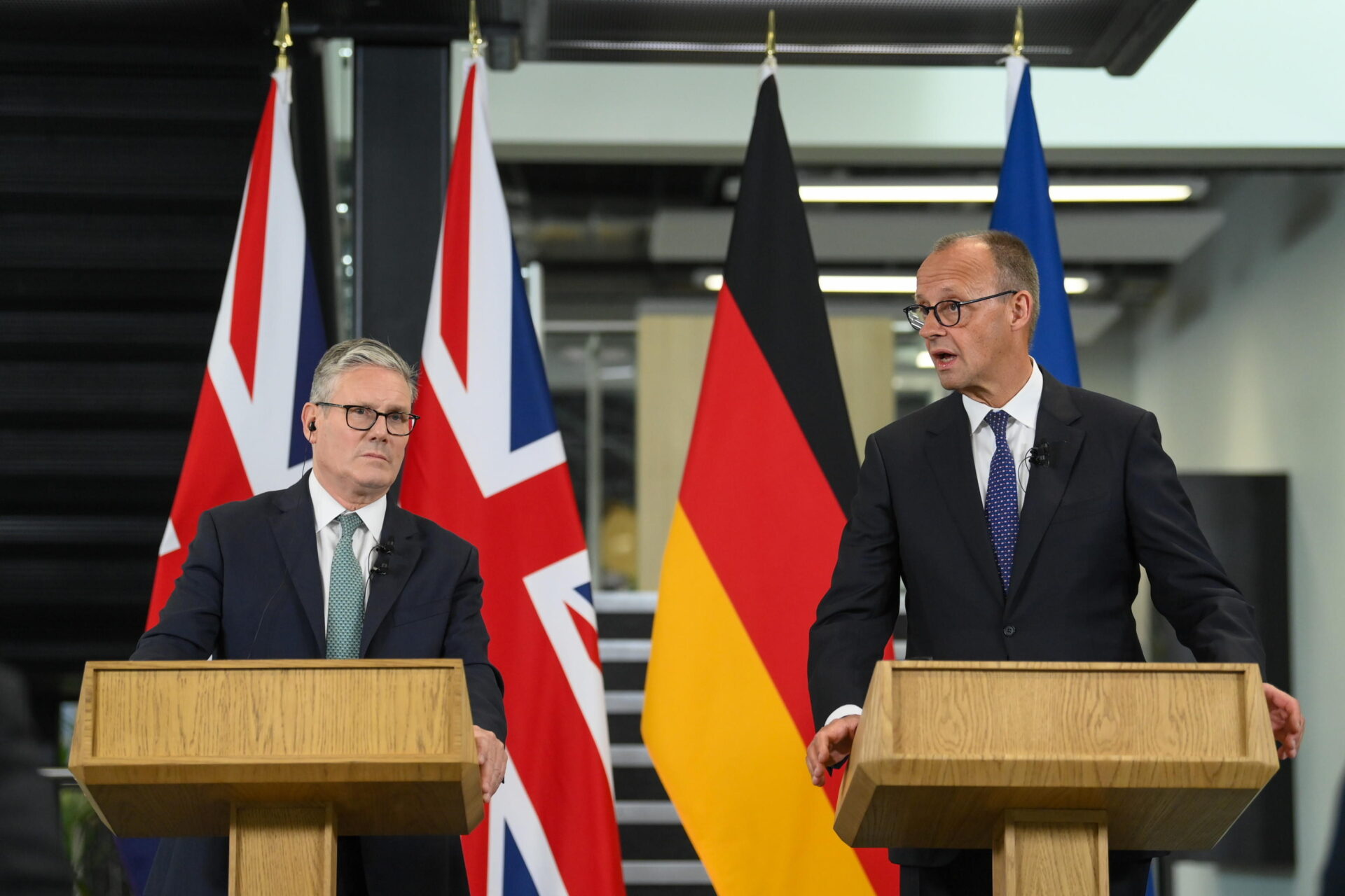 Merz e Starmer, avanti tutta sul riarmo: ecco l’asse Londra Berlino Merz e Starmer, avanti tutta sul riarmo: ecco l’asse Londra Berlino