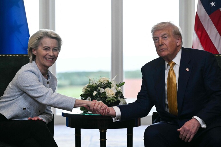 il bacio della pantofola nel golf club di trump von der leyen firma la resa della ue