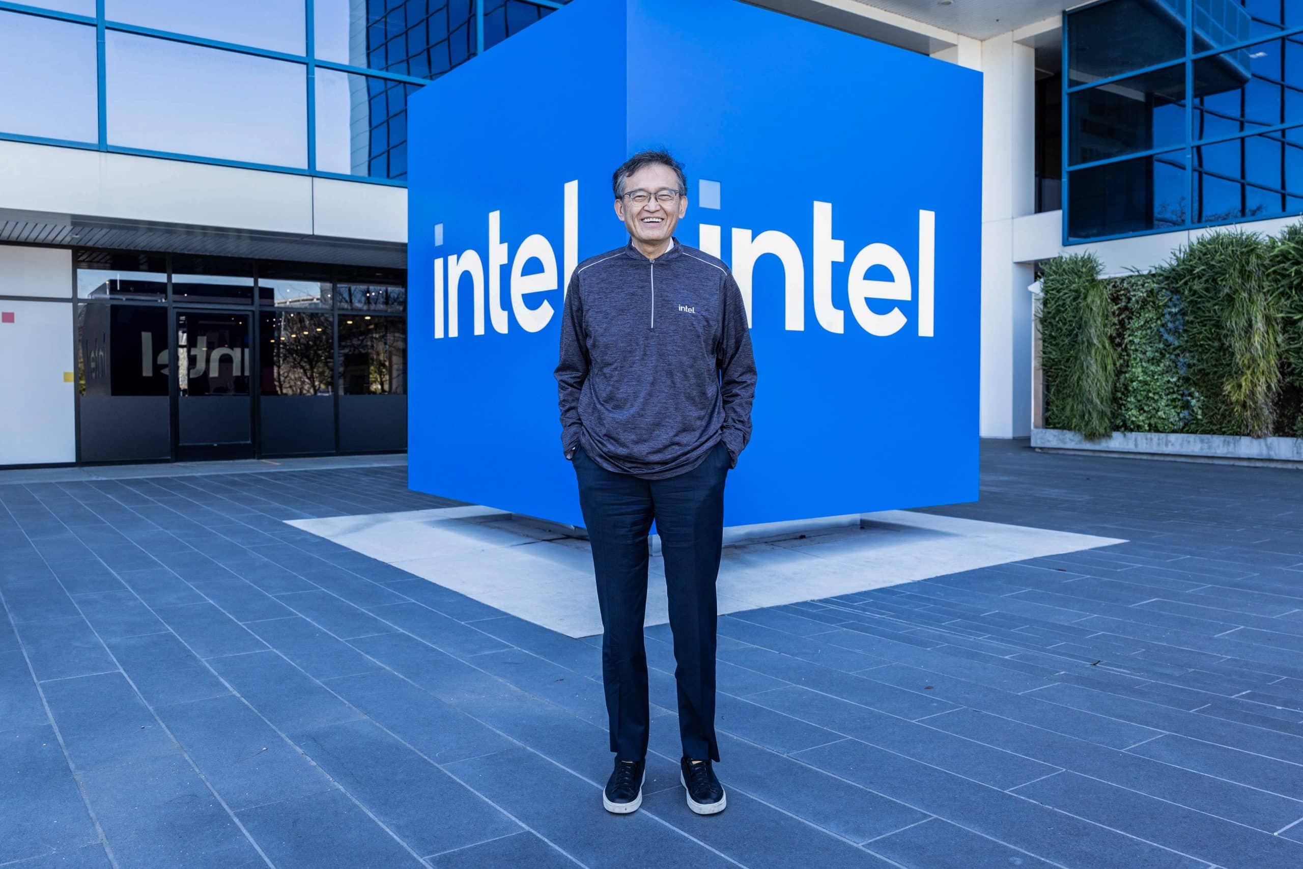 Intel licenzia, molla l’Europa e si offre a Trump come campione a stelle e strisce dei chip