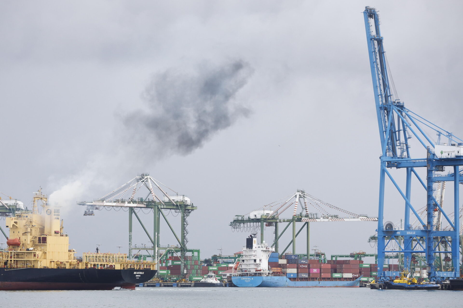 cosco sfida blackrock e aponte a panama si scalda la sfida globale per i porti