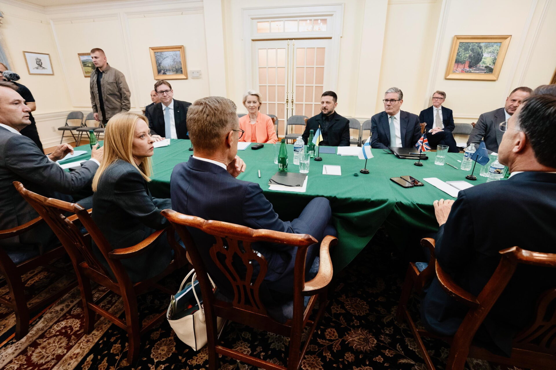 trump piega zelensky e ue l8217agenda alaska tiene