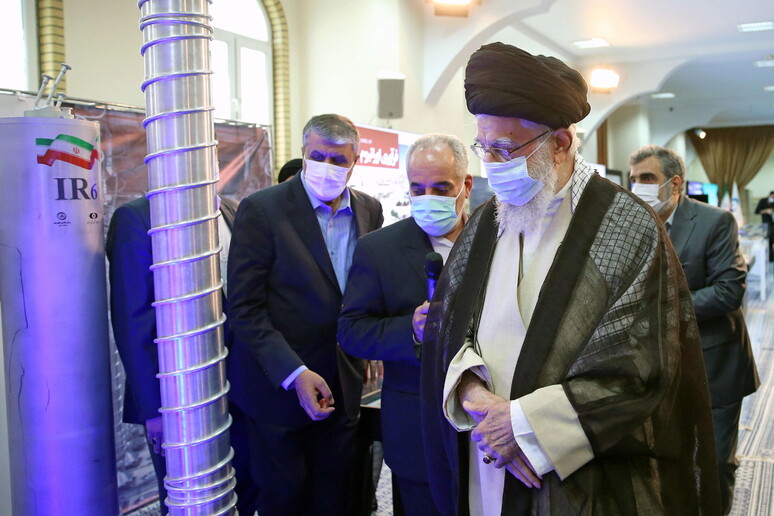 L’Europa rilancia le sanzioni all’Iran, si chiama fuori dalla diplomazia e si autoemargina
