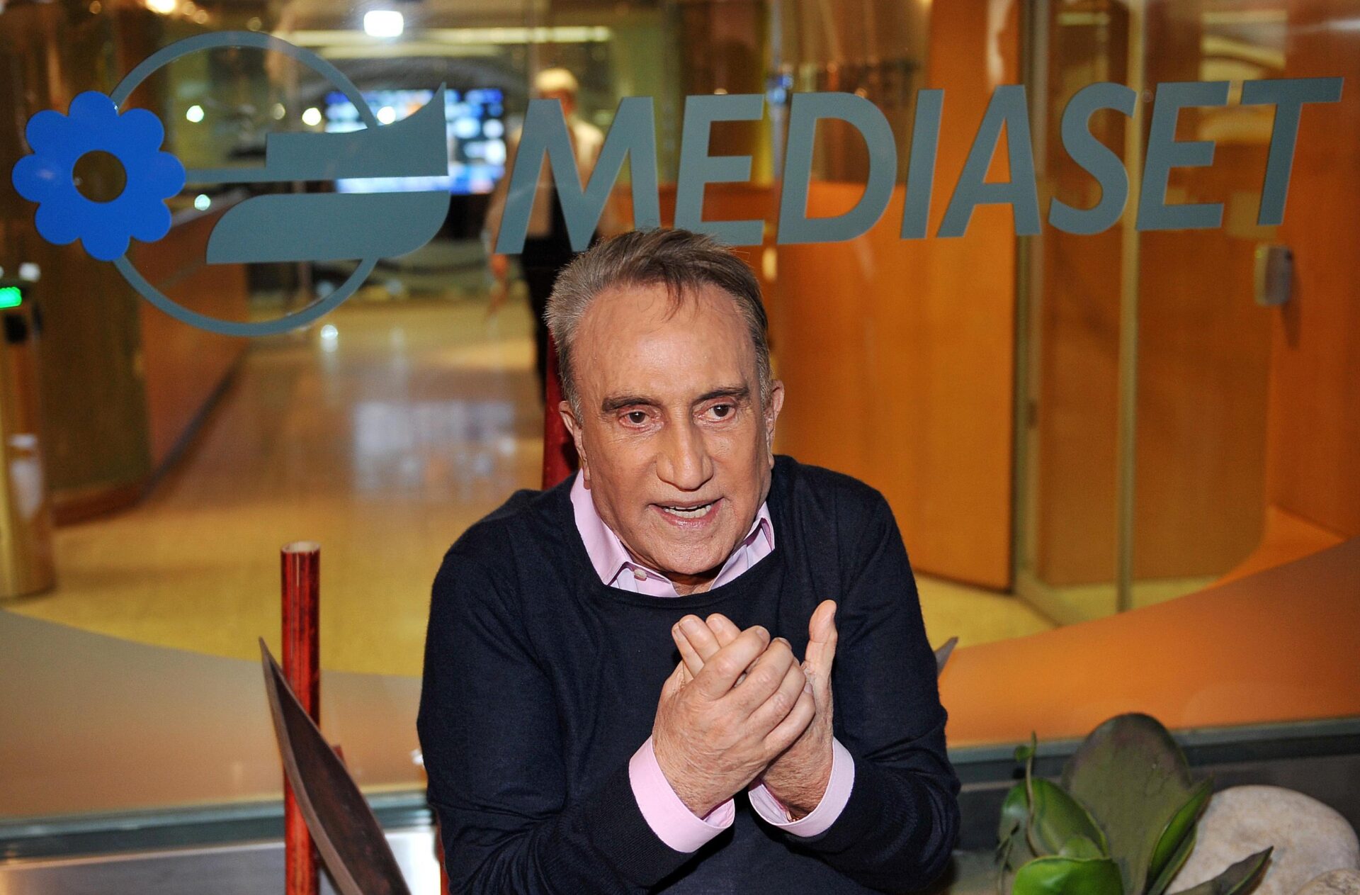Emilio Fede: il doppio volto di un pioniere dell’infotainment Emilio Fede: il doppio volto di un pioniere dell’infotainment