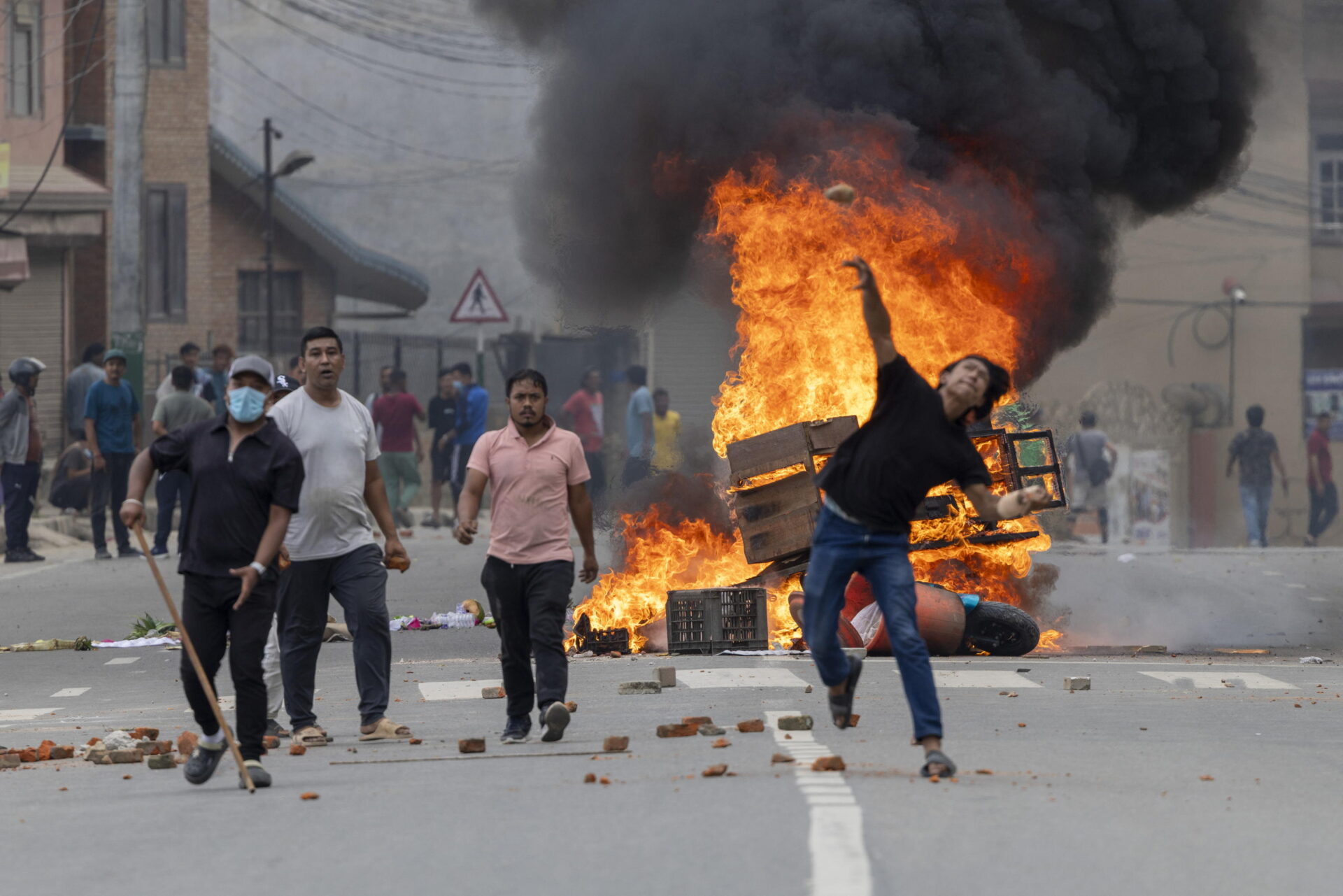Morti nelle strade, dimissioni al Governo. Che Cosa c’è dietro le proteste che scuotono il Nepal