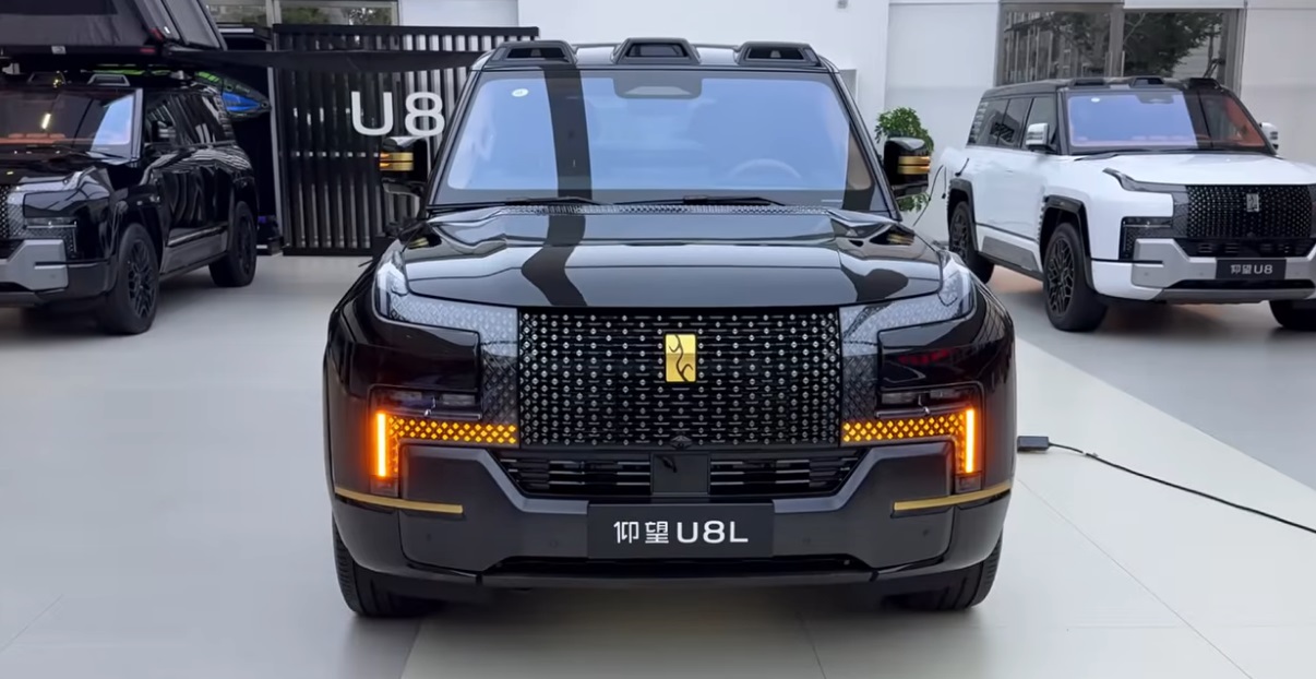 Logo d’oro e quattro motori: BYD Yangwang lancia il nuovo suv U8L di superlusso
