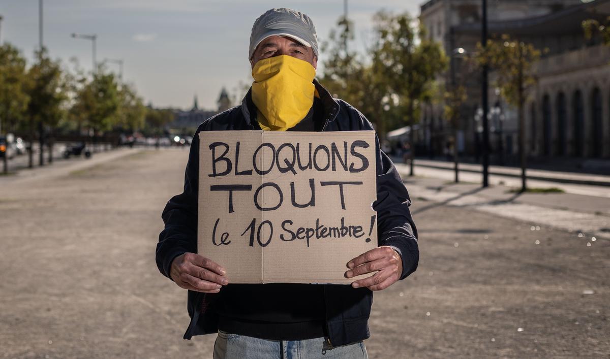 Blocchiamo tutto: la Francia nel caos mentre Macron annaspa nella crisi che lui stesso ha provocato Blocchiamo tutto: la Francia nel caos mentre Macron annaspa nella crisi che lui stesso ha provocato