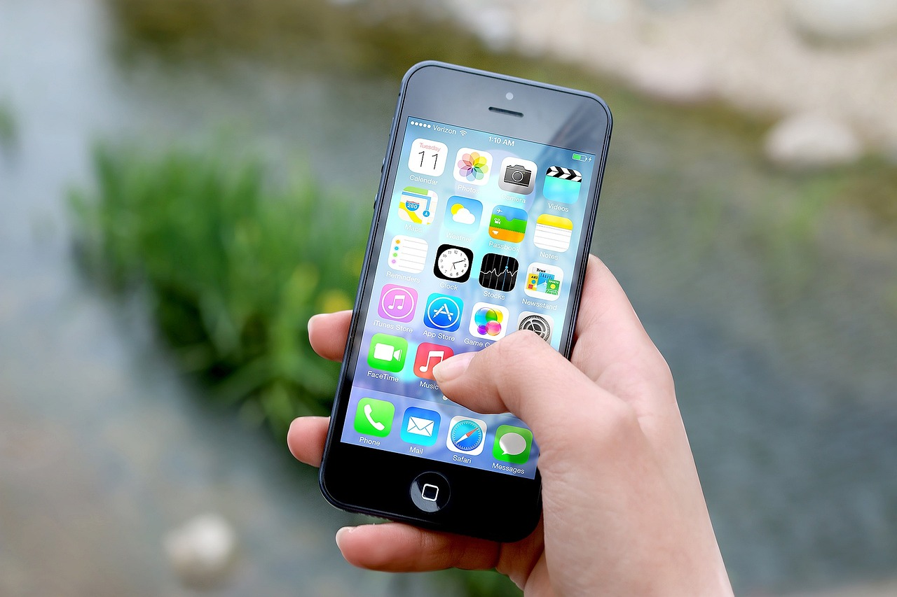 La guerra non ci spaventa più: Il risultato del mindless scrolling è la desensibilizzazione collettiva La guerra non ci spaventa più: Il risultato del mindless scrolling è la desensibilizzazione collettiva