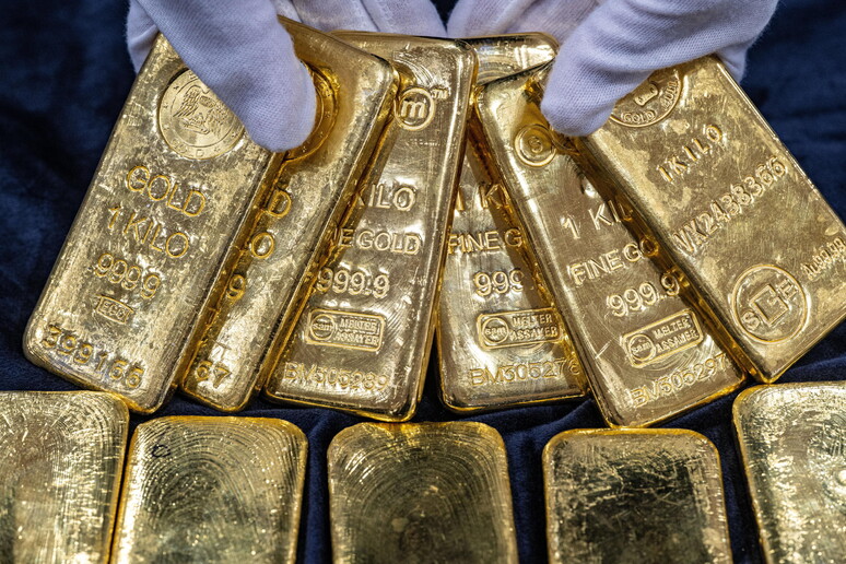 L’oro batte i titoli Usa: le banche centrali si de dollarizzano L’oro batte i titoli Usa: le banche centrali si de dollarizzano