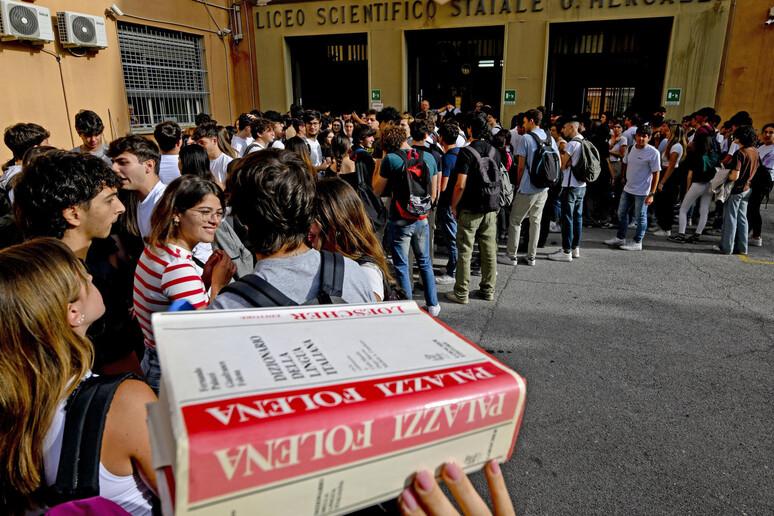 Niente cellulare, bocciati col 5 in condotta, lavori socialmente utili se sospesi. Le nuove regole della scuola
